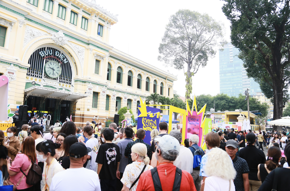 The event promoting the culture and tourism of HCMC takes place in front of the Saigon Central Post Office, one of the most ancient and beautiful architectural structures of the southern metropolis. (Photo: SGGP) 5-8967.png