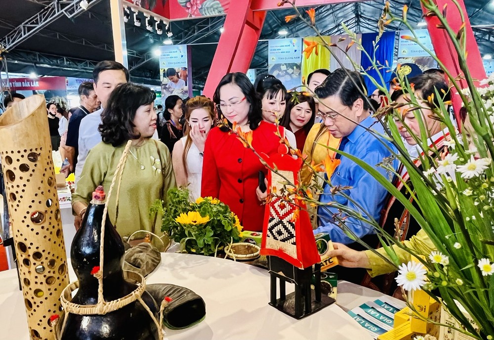 dai-bieu-tham-quan-gian-hang-723jpg-2328.jfif