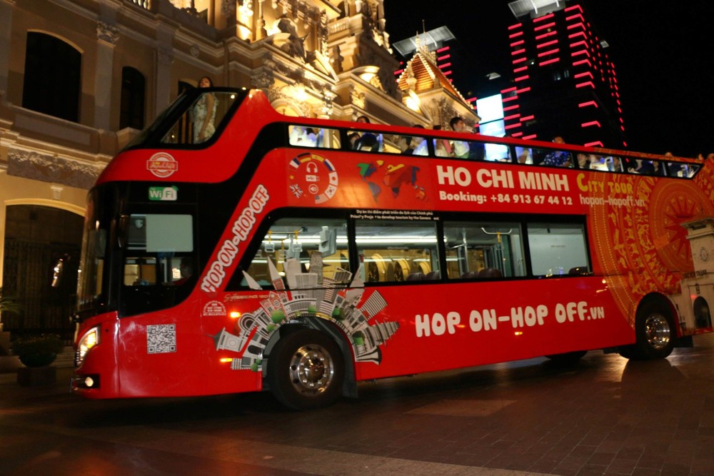 Tourists travel by double-decker bus in HCMC. (Photo: baodautu.vn) hoponhopoff-3099.jpg
