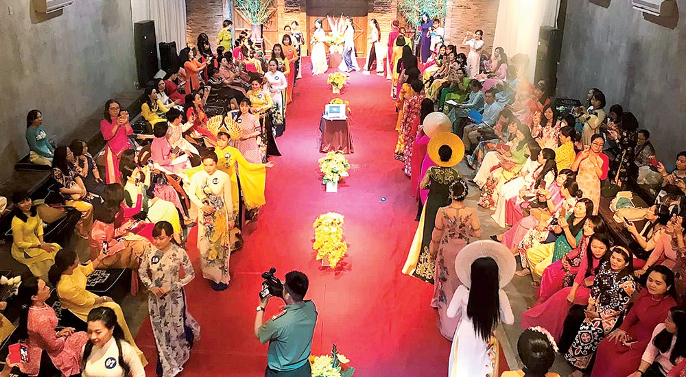A performance of Ao Dai (Vietnamese traditional dress) at the HCMC Ao Dai Museum ao-dai-sggp-ofbxjpg-9989.jpg