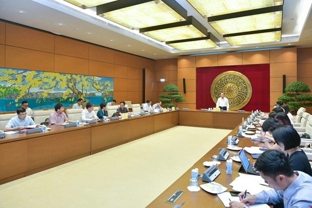 NA Vice Chairman Nguyen Khac Dinh chairs a meeting of the Working Group of the National Assembly Standing Committee on reviewing the system of legal documents. (Photo: VNA) na-2-5496.jpg