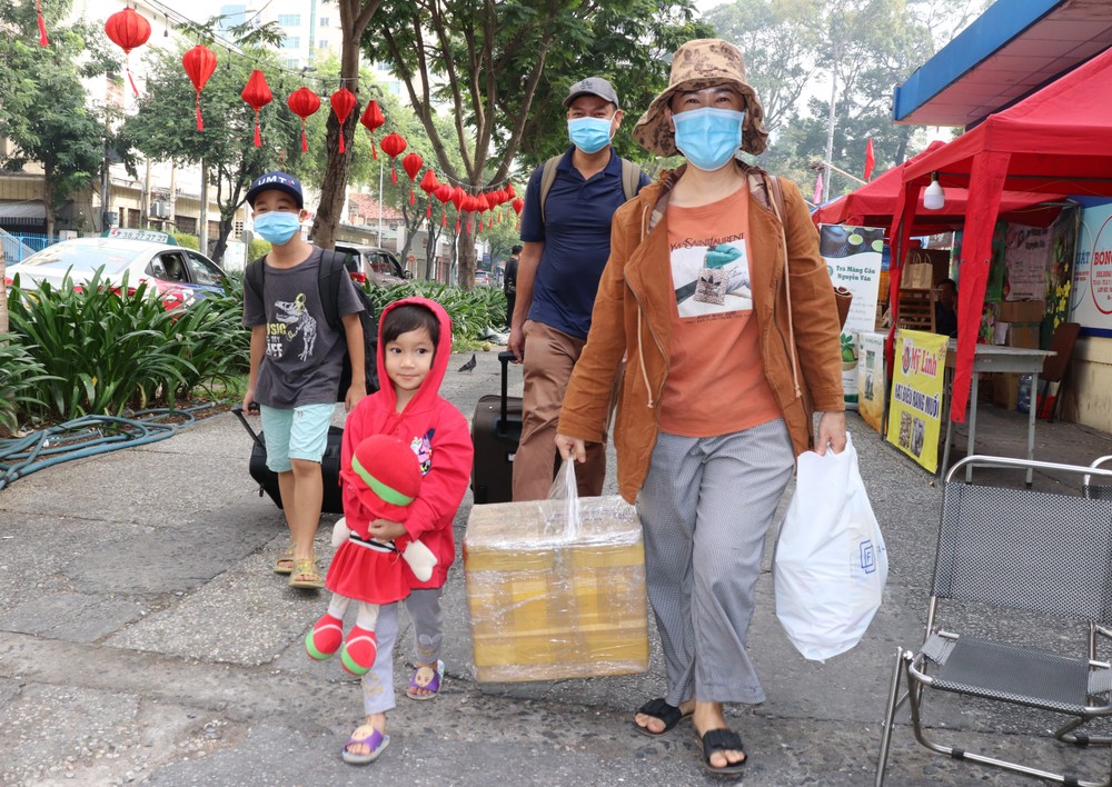 gia-dinh-cong-nhan-lao-dong-ve-que-tren-chuyen-xe-nghia-tinh-604jpg-2695.jfif