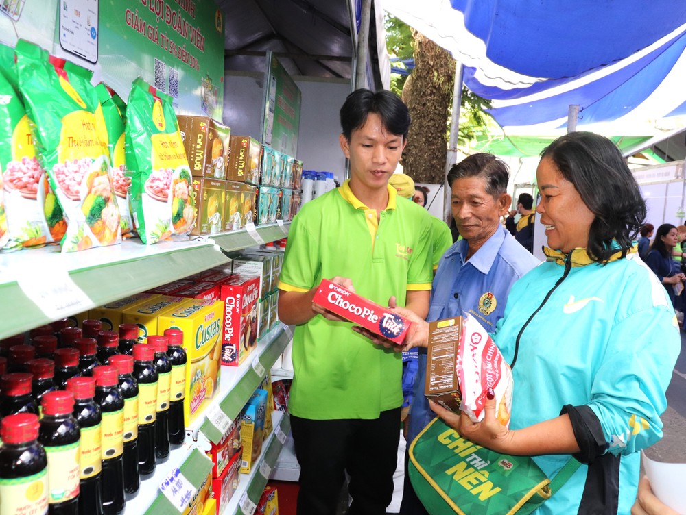 nhieu-lao-dong-kho-khan-mua-hang-bang-phieu-qua-tang-tai-ngay-hoi-7126jpg-2907.jfif