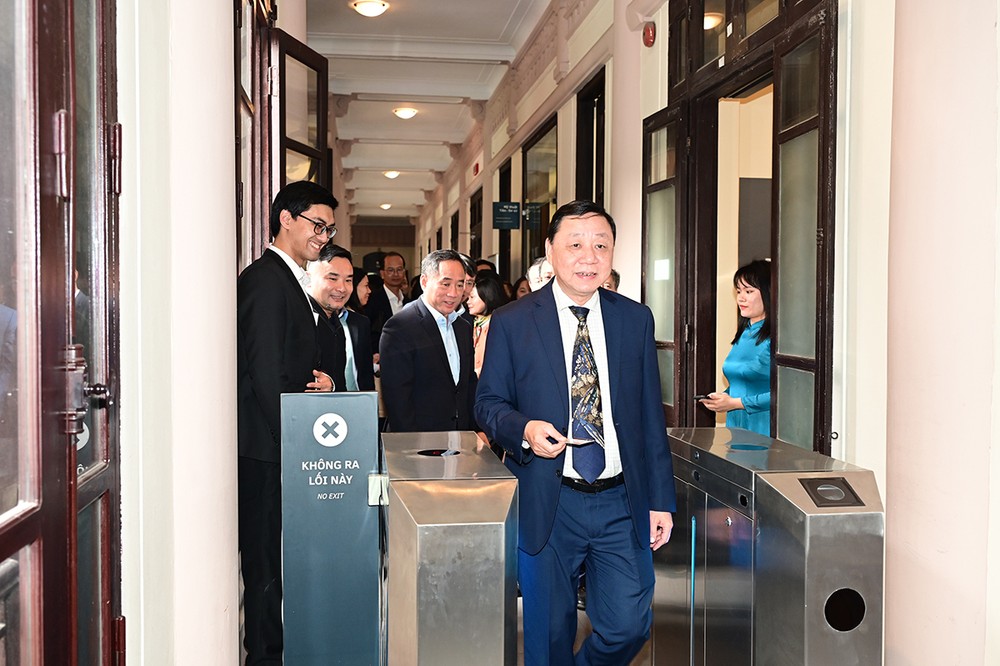Delegates experience e-ticket at the Vietnam National Museum of Fine Arts. (Photo: Ministry of Culture, Sports and Tourism) trainghiem-5027.jpg