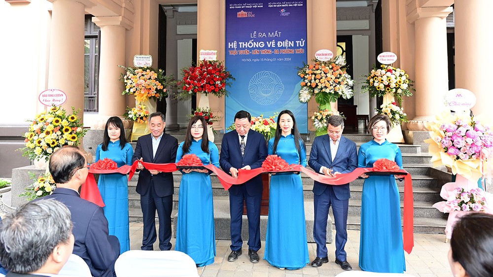 The Vietnam National Museum of Fine Arts on January 15 launches its new electronic ticket system. (Photo: Ministry of Culture, Sports and Tourism) vedientu-1649.jpg