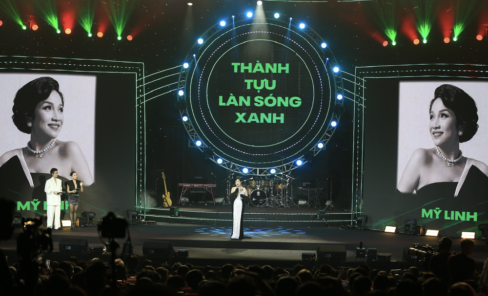 Pop star My Linh received the "Achievement" Award. (Photo: SGGP) anh-chup-man-hinh-2024-01-25-luc-070131-6707png-8904.png