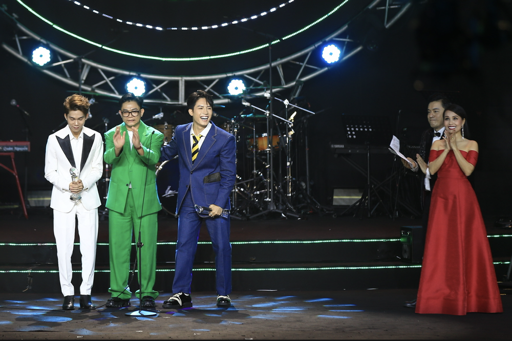 Musician Dong Thien Duc (C), singers Anh Tu (R) and Thanh Dat receive the "Top 10 songs of the year" award for the song Ngay Mai Nguoi Ta Lay Chong (She's Getting Married Tomorrow). (Photo: SGGP) anh-chup-man-hinh-2024-01-25-luc-070344-3533png-5519.png