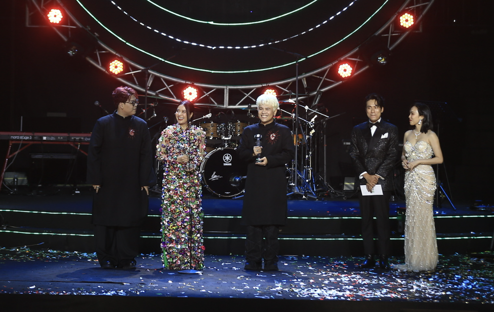 The "Video of the Year" goes to MV entitled Bo Xi Bo by Director Dinh Ha Uyen Thu and singer Hoang Thuy Linh. (Photo: SGGP) anh-chup-man-hinh-2024-01-25-luc-070734-172png-3450.png