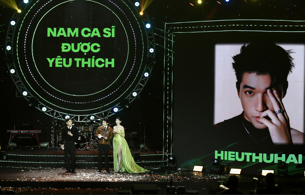 Rapper HIEUTHUHAI (L) is honored with the title Most Favorite Male Singer. anh-chup-man-hinh-2024-01-25-luc-071602-7784png-2542.png