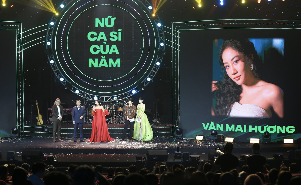 Van Mai Huong gets the "Female Singer of The Year" award. anh-chup-man-hinh-2024-01-25-luc-071632-1594png-9997.png
