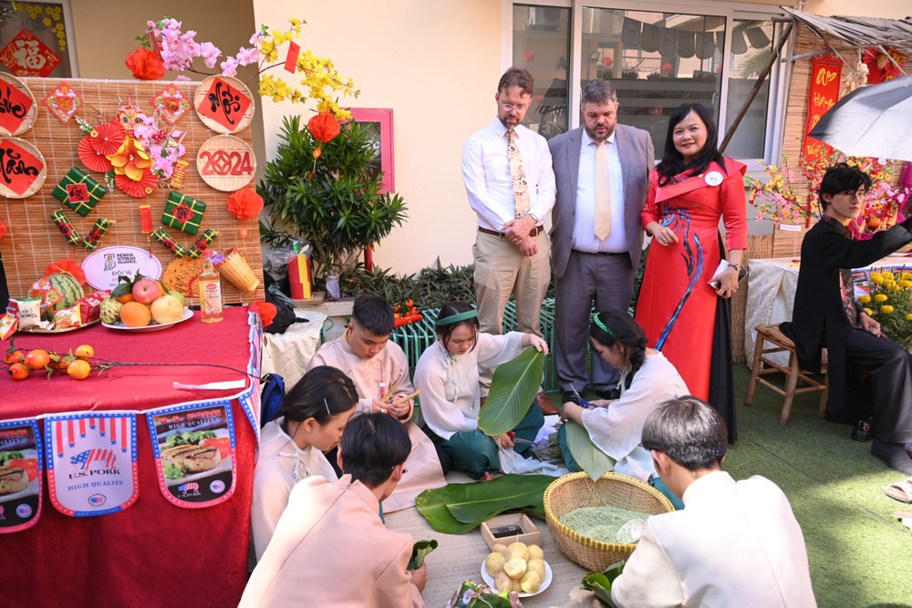 ban-giam-khao-theo-doi-quy-trinh-goi-banh-cua-cac-thi-sinh-8529jpg-7703.jpg