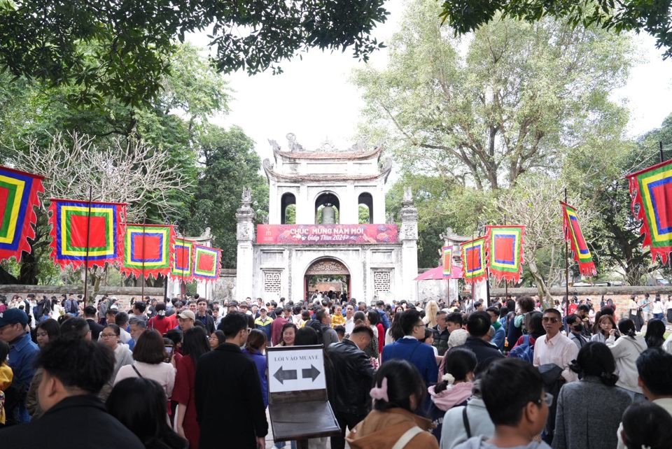 Hanoi sees an increase in the number of tourists visiting historical and cultural sites in the capital thanks to good weather. (Photo: SGGP) van-mieu-2934jpg-2973.jpg