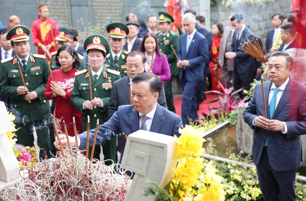 Leaders of Hanoi offer incense to pay tribute to King Nguyen Hue. (Photo: SGGP) 56b1fe281076bd28e467-4634jpg-9694.jpg