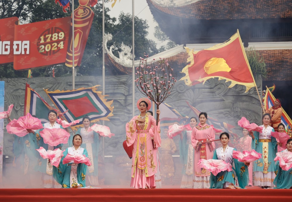 An art performance reviving the historic victory of Ngoc Hoi–Dong Da (Photo: SGGP) 615e14607b39d6678f28-9967jpg-8480.jpg