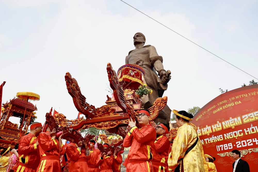 A palanquin procession to pay tribute to Emperor Nguyen Hue and Princess Le Ngoc Han (Photo: SGGP) ad6023554c0ce152b81d-1667jpg-5180.jpg