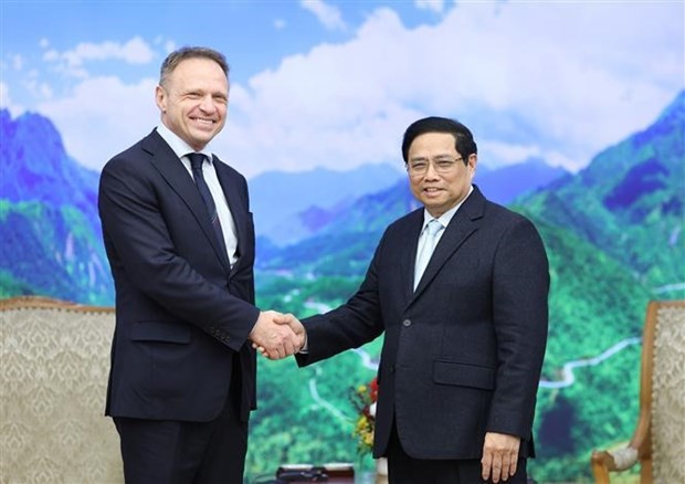PM Pham Minh Chinh (R) and Italian Minister of Agriculture, Food Sovereignty and Forestry Francesco Lollobrigida (Photo: VNA) italy-5-3440.jpg