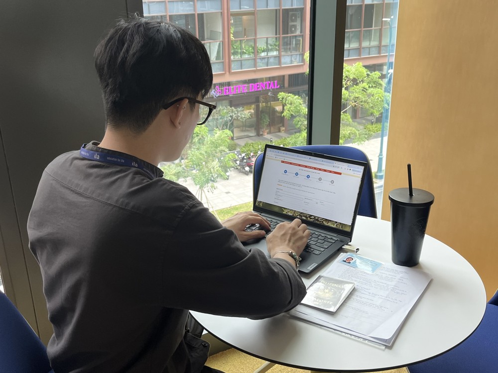 Administrative documents related to foreigners, such as applications for visa issuance, temporary residence cards, and temporary residence extensions are submitted online in HCMC. (Photo: SGGP) z5221519841340-b442e08999fb88818ce6f290c756c415-7611jpg-6373.jpg