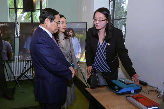 Prime Minister Pham Minh Chinh (left) visits the Plan and Food Research Centre of New Zealand (Photo: VGP) thu-tuong-1-5071jpg-8081.jpg