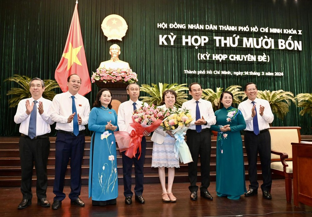 Secretary of the HCMC Party Committee Nguyen Van Nen (3rd, R) and leaders of the city congratulate Vice Chairman of the HCMC People's Council Huynh Thanh Nhan (4th, L), and member of the HCMC People's Committee Pham Khanh Phong Lan (4th, R). (Photo: SGGP) viber-image-2024-03-14-10-40-45-762-1891jpg-9399.jpg