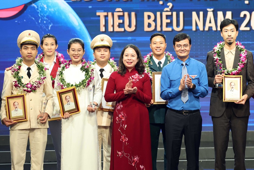 Acting President Vo Thi Anh Xuan (central) and First Secretary of the Central Committee of the Ho Chi Minh Communist Youth Union (HCYU) Bui Quang Huy (2nd, R) present awards to outstanding young Vietnamese. (Photo: SGGP) cn1g-766.jpg (1).jpg