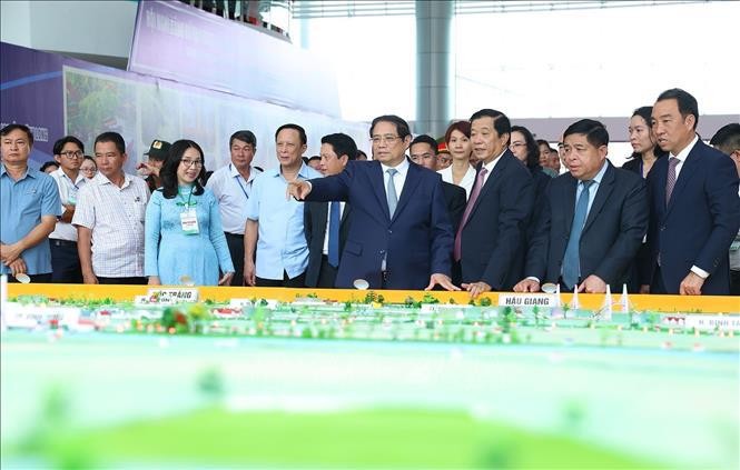 PM Pham Minh Chinh checks a model of Vinh Long's master plan (Photo: VNA) vinh_long_1.jpg