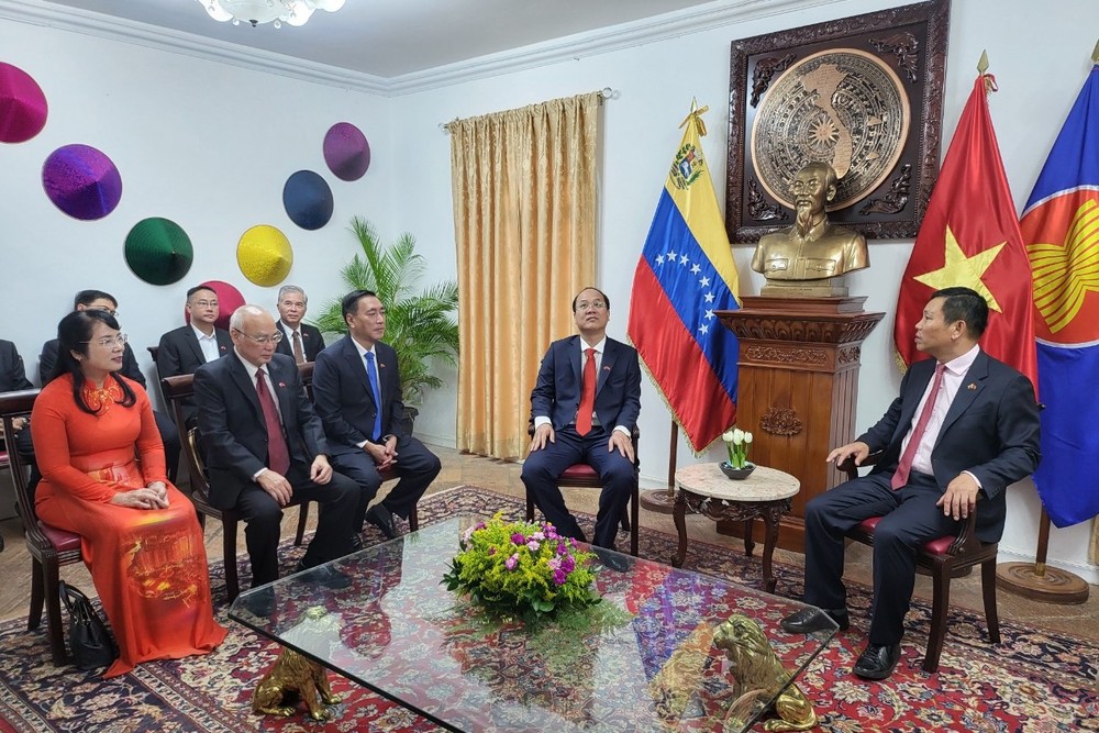 The delegation of HCMC high-ranking officials led by Standing Vice Secretary of the municipal Party Committee Nguyen Ho Hai (2nd, R) visit the Embassy of Vietnam in Venezuela. (Photo: SGGP) 11-5571.jpg.jpg