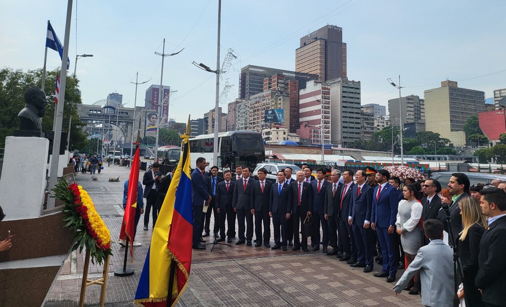 The HCMC's delegation offers flowers at the President Ho Chi Minh Monument in Caracas, Venezuela on March 24. (Photo: SGGP) 3-6730.jpg.jpg