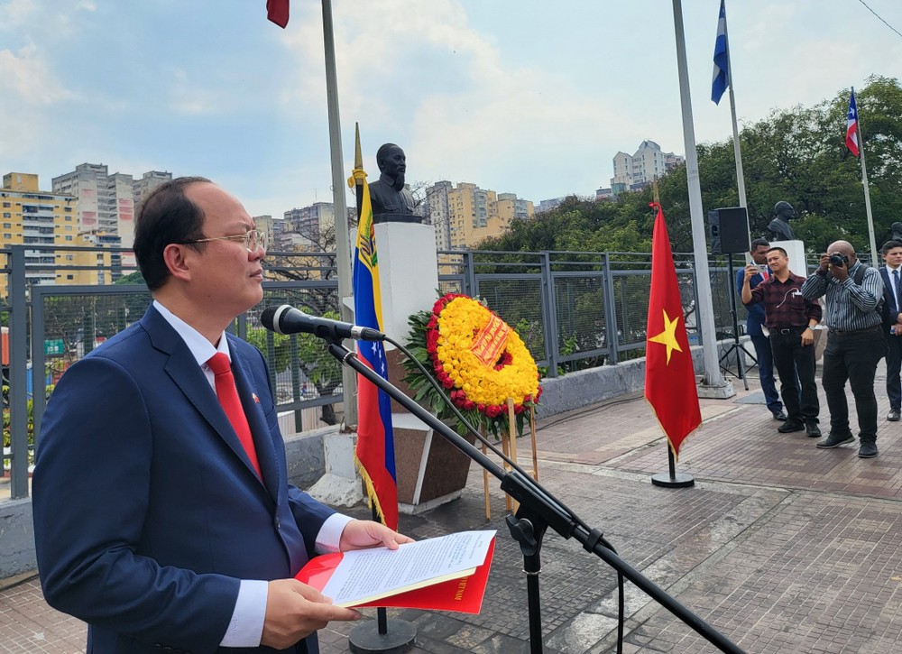 Standing Vice Secretary of the HCMC Party Committee Nguyen Ho Hai speaks at the flower offering ceremony. (Photo: SGGP) 4-5078.jpg.jpg