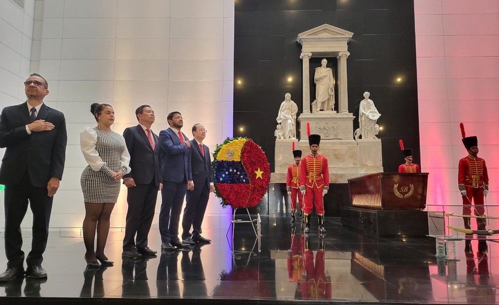 The municipal high-ranking delegation visits the statue of the South American revolutionary leader Simón Bolívar. (Photo: SGGP) 7-5607.jpg.jpg