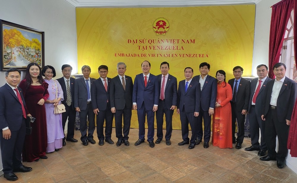 The delegation of HCMC high-ranking officials visits the Embassy of Vietnam in Caracas, Venezuela on March 24. (Photo: SGGP) 9-5701.jpg.jpg