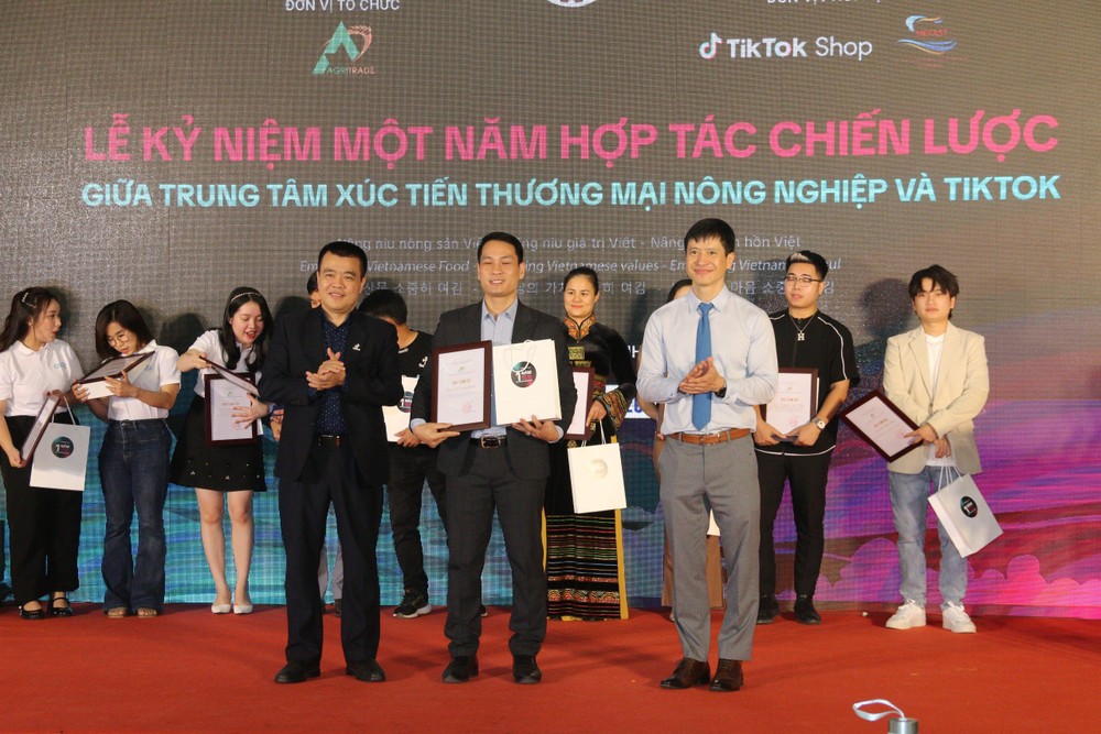 Representatives of the Vietnam Trade Promotion Center for Agriculture under the Ministry of Agriculture and Rural Development, and TikTok Technologies Vietnam Company Limited offer certificates of recognizing outstanding contributions of individuals and collectives to the program. (Photo: SGGP) img-7981-6898.jpeg.jpg