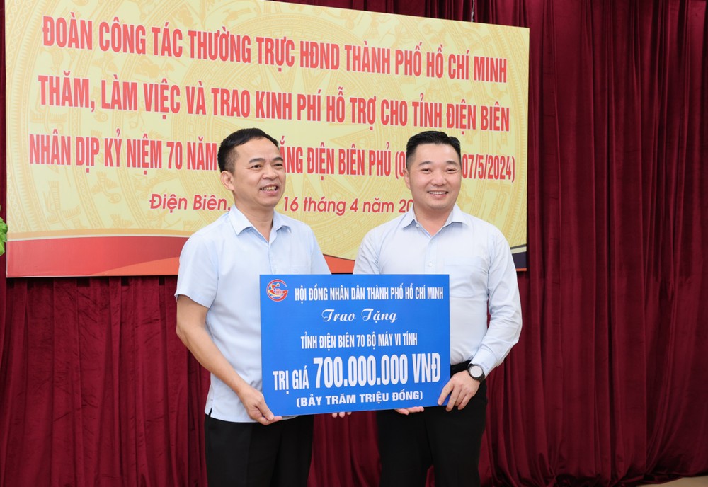 HCMC provides 70 computers to the Noong Het secondary school in Noong Het Commune in the Northern Province of Dien Bien. (Photo: SGGP) dai-dien-hdnd-tphcm-trao-bieu-trung-tang-tinh-dien-bien-70-bo-may-tinh-tri-gia-700-trieu-dong-4283.jpg.jpg