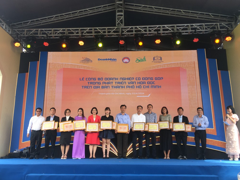 Enterprises developing and promoting reading culture were honored at a ceremony which was held in HCMC on April 22. (Photo: SGGP) img-5921-6591.jpg.jpg
