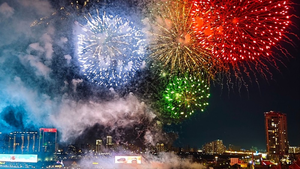 Spectacular fireworks to celebrate 49 years of the South Liberation and National Reunification Day in HCMC on April 30 (Photo: SGGP)