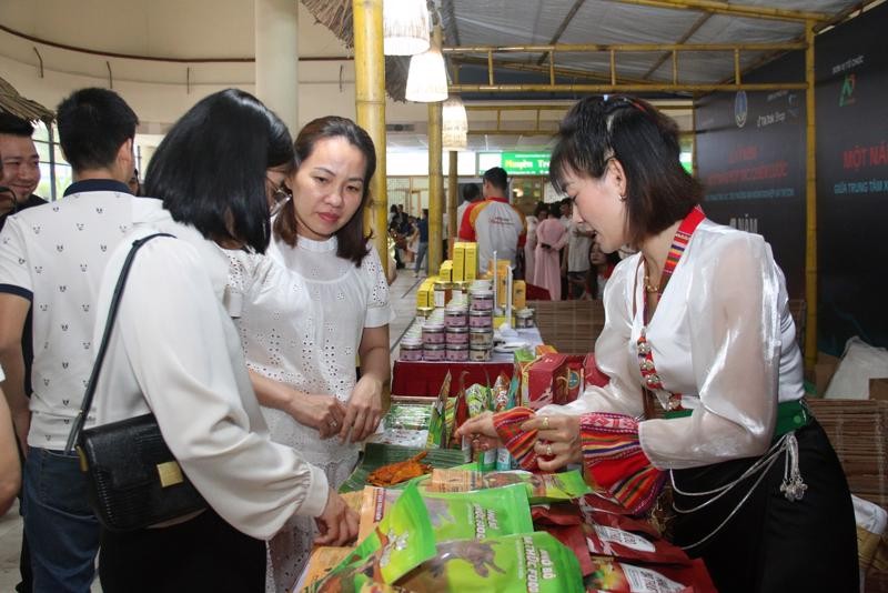A display booth of OCOP products at an exhibition held by the Ministry of Agriculture and Rural Development in Hanoi (Photo: SGGP) img-8837-6411.jpeg.jpg
