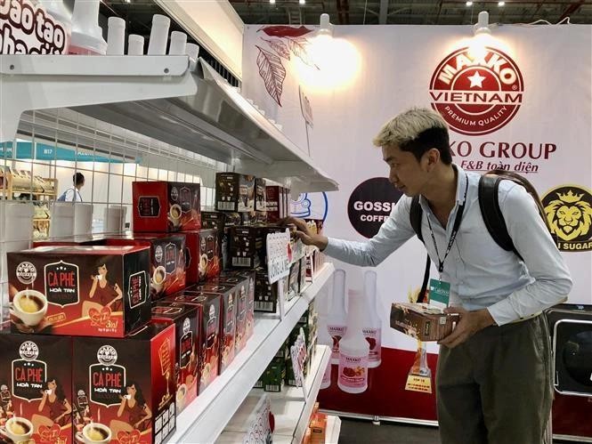 A consumer visit a booth at the Vietnam International Cafe' Show 2024. (Photo: VNA) vna-potal-thanh-pho-ho-chi-minh-khai-mac-chuoi-trien-lam-quoc-te-cafe-show-vietnam-2024-va-tra-tai-viet-nam-7367766-2405.jpg.webp