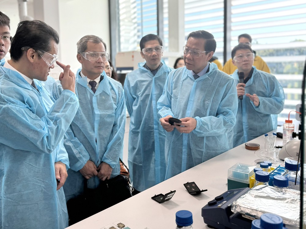 The HCMC delegation visits laboratories of the University of Sydney. (Photo: SGGP) z5442931237239-0edc9392912d9b148174c21e20b107b2-7014.jpg.jpg