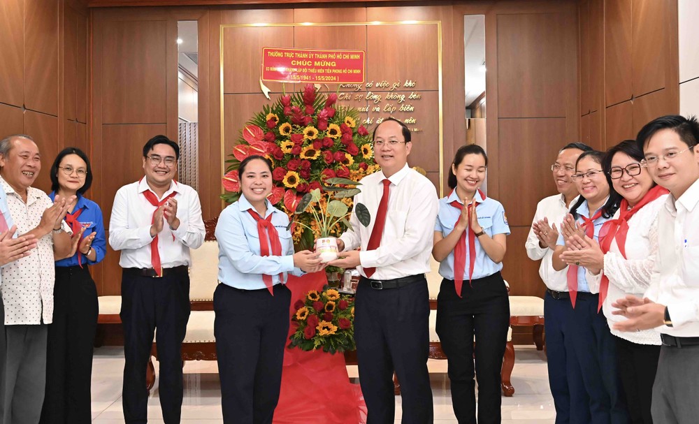 The Ho Chi Minh Young Pioneer Organization's Council of the city offers a gift to Standing Vice Secretary of the municipal Party Committee Nguyen Ho Hai. (Photo: SGGP) anh-viber-2024-05-15-16-54-09-555-2963.jpg.jpg