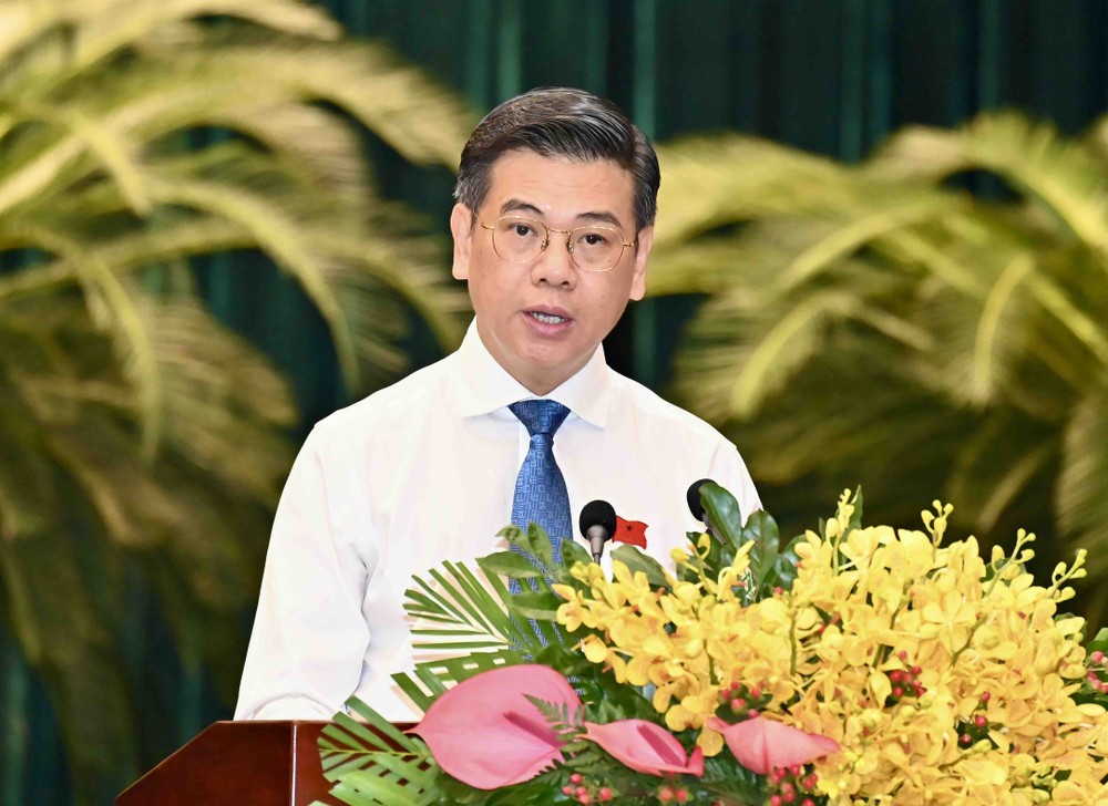 Vice Chairman of the HCMC People's Committee Nguyen Van Dung speaks at the meeting. (Photo: SGGP) 9-2640.jpg.jpg