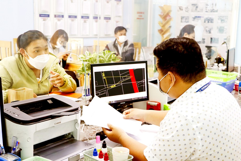 People were guided on administrative procedures by staff under the People's Committee of An Phu Dong Ward, District 12 in HCMC. (Photo: SGGP) i1i-1333.jpg.jpg