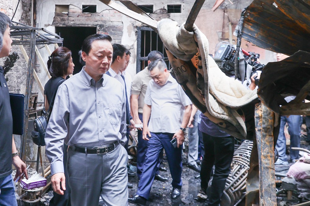 Deputy Prime Minister Tran Hong Ha examines the scene of the fire. (Photo: SGGP) 1-78.jpg.jpg
