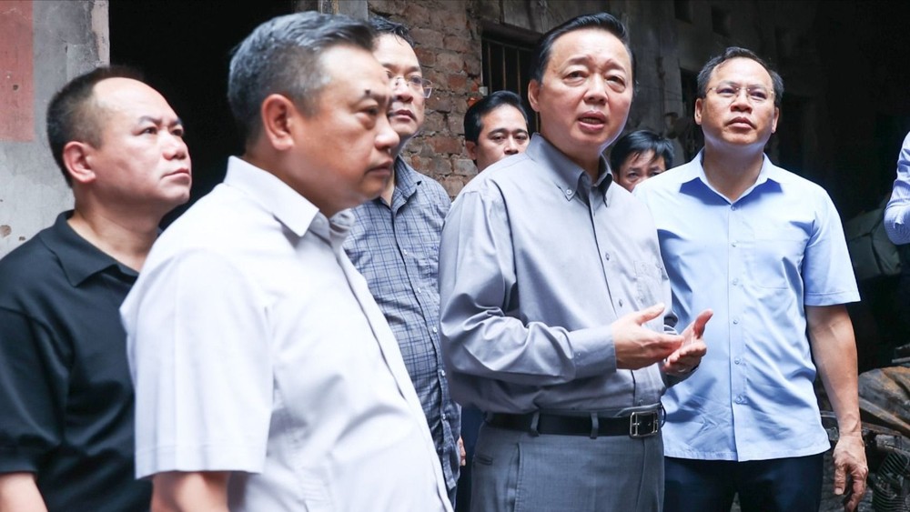 Deputy Prime Minister Tran Hong Ha (2nd, R) at the fire scene. (Photo: SGGP) 3-5722.jpg.jpg