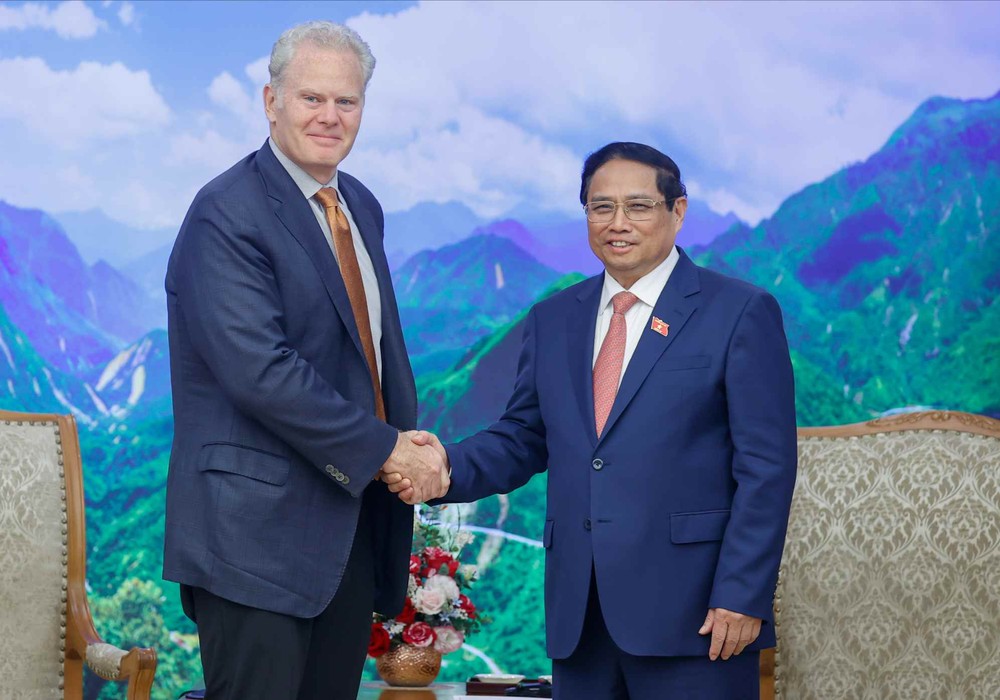 Prime Minister Pham Minh Chinh (R) at his reception for FedEx Express President and CEO Richard W. Smith in Hanoi on June 6 (Photo: SGGP) thu-tuong-pham-minh-chinh-tiep-chu-tich-giam-doc-dieu-hanh-tap-doan-fedex-express-hoa-ky-richard-wsmith-dang-tham-lam-viec-tai-viet-nam-4986.jpg.jpg