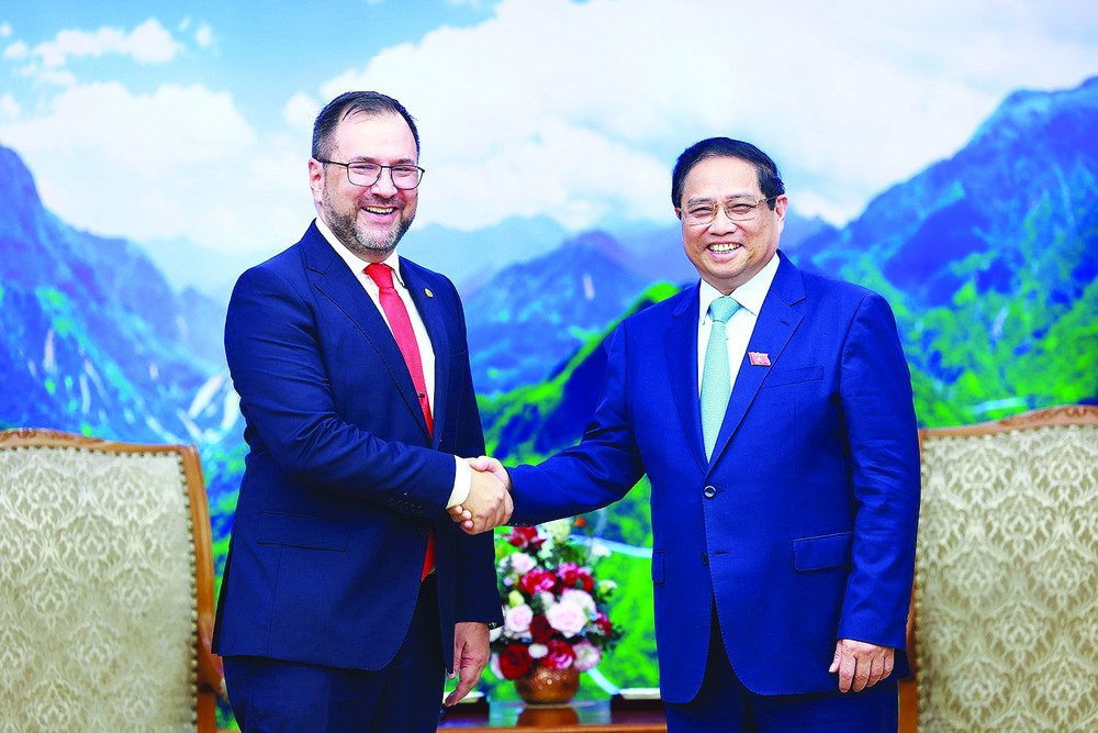 Prime Minister Pham Minh Chinh (right) receives Venezuelan Minister of Foreign Affairs Yvan Gil Pinto in Hanoi on June 8. (Photo: VNA) cn1g-6591.jpg.jpg