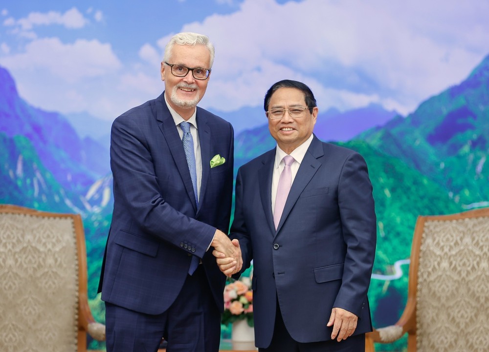 Prime Minister Pham Minh Chinh (R) and German Ambassador Guido Hildner. (Photo: SGGP) thu-tuong-pham-minh-chinh-tiep-ngai-guido-hildner-dai-su-dac-menh-toan-quyen-cong-hoa-lien-bang-duc-tai-viet-nam-chieu-12-6-anh-viet-chung-3488.jpg.jpg