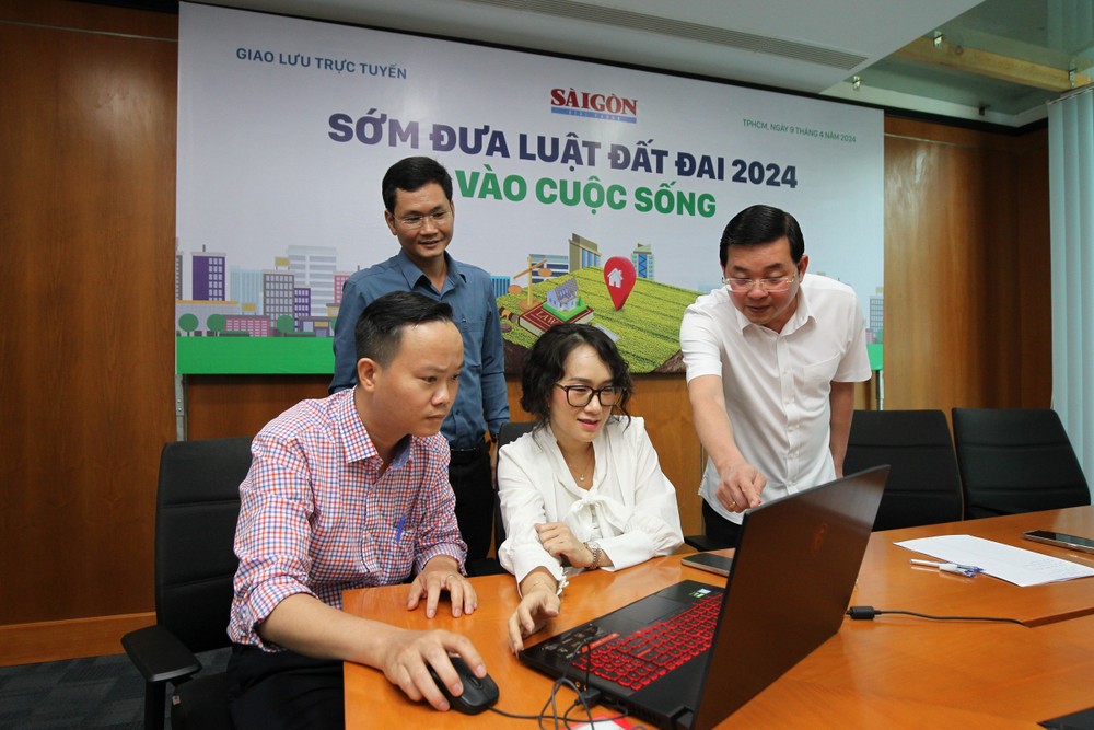 Director of the HCMC Department of Natural Resources and Environment Nguyen Toan Thang (R) attends a virtual exhange on the Land Law 2024 held by the Sai Gon Giai Phong (SGGP) Newspaper on April 9. (Photo: SGGP) 5bba9b6c-a0de-40f0-b810-a49848048a98-2268.jpg.jpg