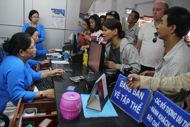 Passengers buy train tickets at a station. (Photo: SGGP) 10-vetau-1-8994.jpg.jpg