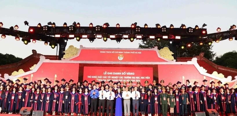100 valedictorians from Hanoi-based universities honored (Photo: VNA) hanoi-857.jpg