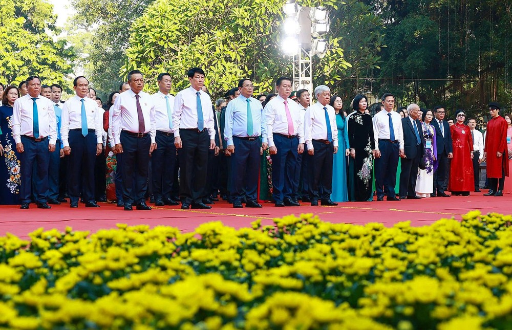 Prime Minister Pham Minh Chinh and delegates offer incense to King Ly Thai To. (Photo: SGGP) 2.webp