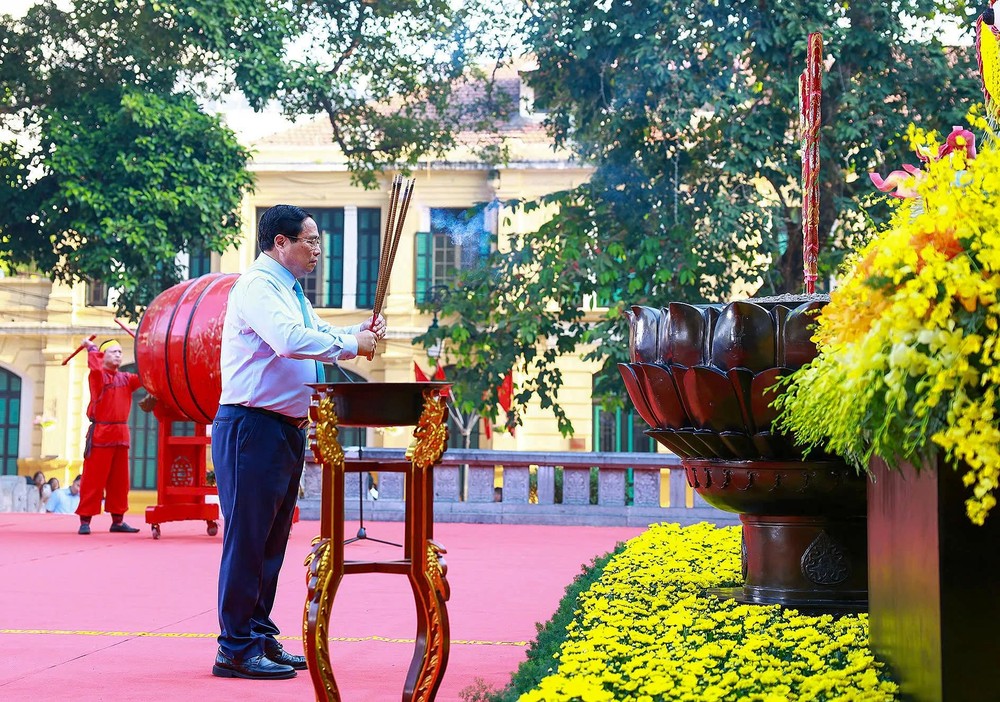 Prime Minister Pham Minh Chinh offers incense to King Ly Thai To. (Photo: SGGP) 3.webp